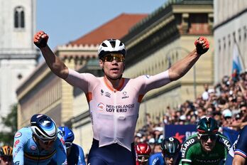 Fabio Jakobsen celebra su duodécima victoria de la temporada.