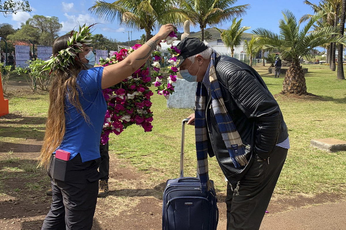 Ongi etorri beroa 28 hilabeteko isolamenduaren ostean iritsi ziren lehen turistei. (Hanga ROA/AFP)