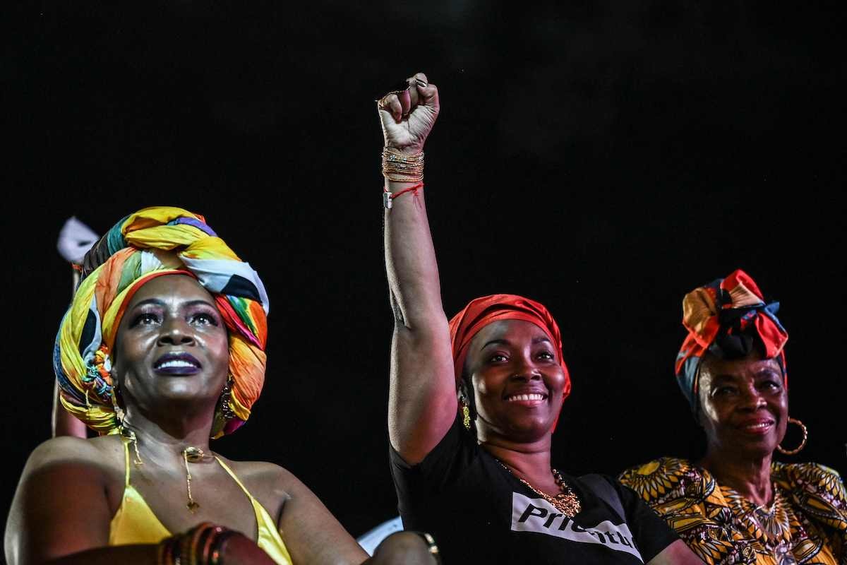 Tres mujeres negras utilizan el turbante en el festival Petronio Álvarez. (Joaquin SARMIENTO/AFP) Tres mujeres negras utilizan el turbante en el festival Petronio Álvarez. (Joaquin SARMIENTO/AFP)