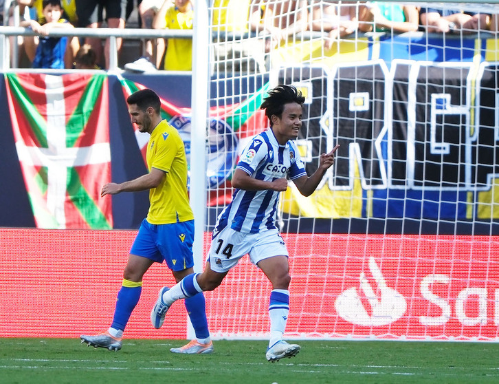 Kubo celebra su primer gol como blanquiazul ante el ex-realista Joseba Zaldua.