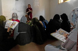 Marzia imparte clases a chicas adolescentes en una escuela clandestina en Kabul.