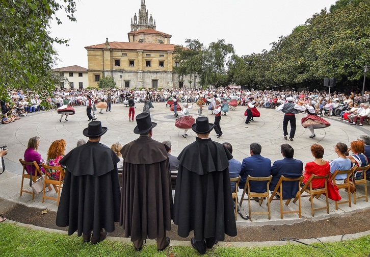 Ehunka pertsona hurbildu dira Begoñako Basilikaren inguruetara.