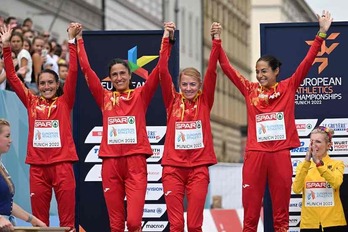 Elena Loyo, segunda por la izquierda, celebra la medalla de plata por equipos de la maratón femenina del Europeo de Múnich.