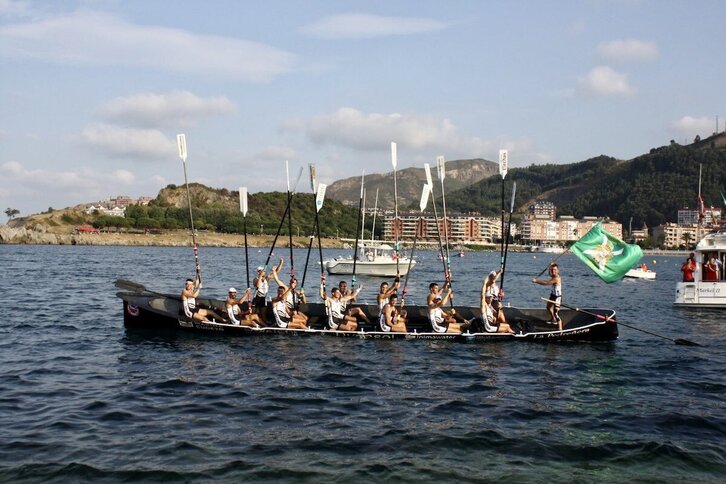 Pedreña alza los remos tras vencer en la Bandera Ciudad de Castro Urdiales. 