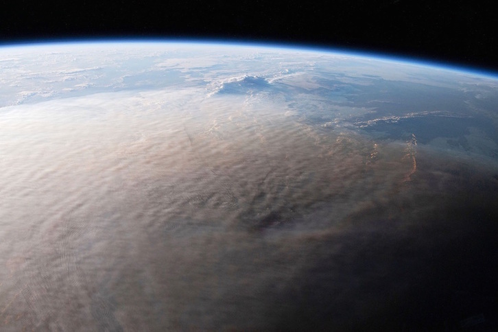 Columna de ceniza del volcán Hunga Tonga-Hunga Ha'apai captada desde la Estación Espacial Internacional en enero.