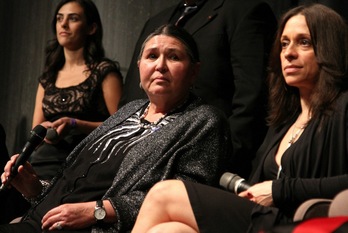 La activista Sacheen Littlefeather, en el centro, en un acto celebrado en Los Ángeles, California, el 20 de noviembre de 2010.