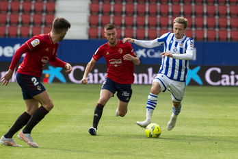Nacho Monreal protege el balón ante Oier Sanjurjo en un partido de la pasada temporada. 