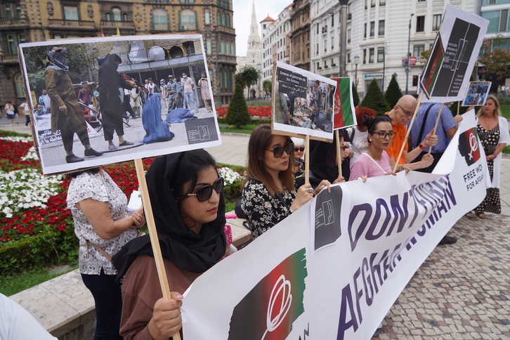 Concentración de mujeres afganas este martes en Bilbo.