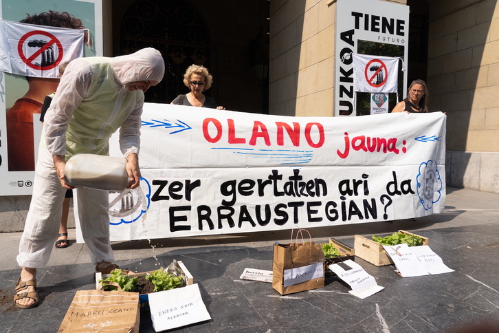 Protesta contra la incineradora de Zubieta ante la Diputación de Gipuzkoa. 