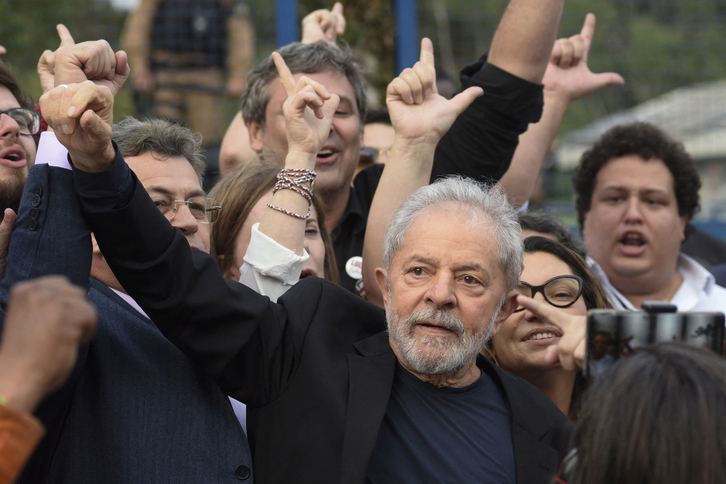 En esta foto tomada el 8 de noviembre de 2019, Lula saluda al ser puesto en libertad, en Curitiba, tras pasar 580 días en prisión.