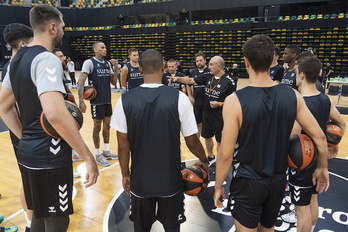 Jaume Ponsarnau alecciona a sus jugadores en el arranque de la pretemporada de Bilbao Basket.