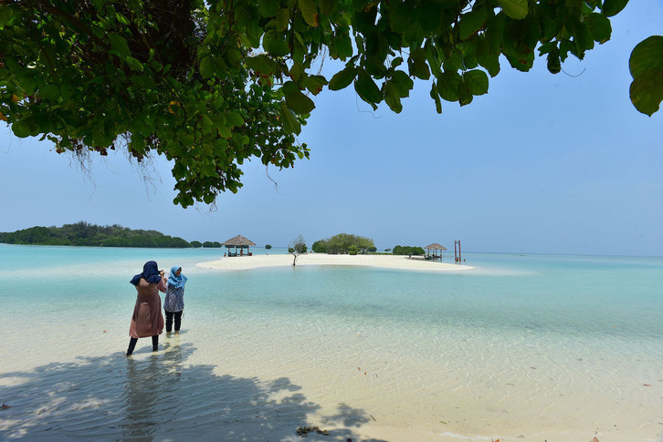 Las playas de arena blanca de Pari reciben miles de visitantes de la vecina Yakarta.