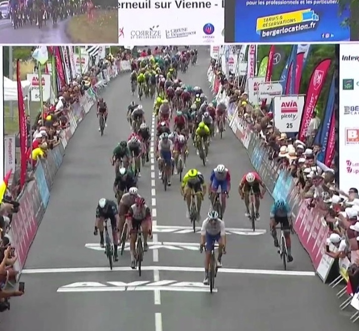 Álex Aranburu solo ha sido superado, y por poco, por Matteo Trentin en el sprint del pelotón.