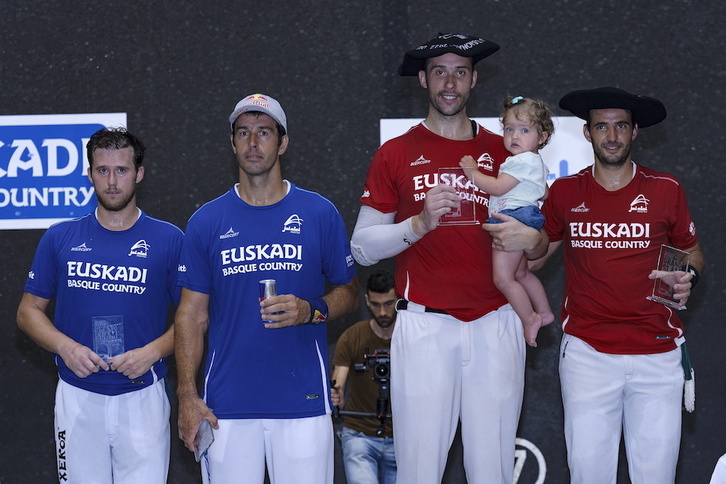 Olharan eta Imanol Lopez, alaba besoetan, pozarren Grand Slama eskuratuta.