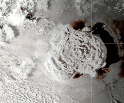 Un fragmento del video grabado por el satélite GOES-17 donde se aprecia el enorme «paraguas» de polvo formado por la erupción del Hunga Tonga-Hunga Ha’apai el pasado 15 de enero.