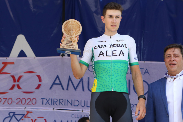 Haimar Etxeberria, en el podio de Amurrio tras lograr el tercer puesto.