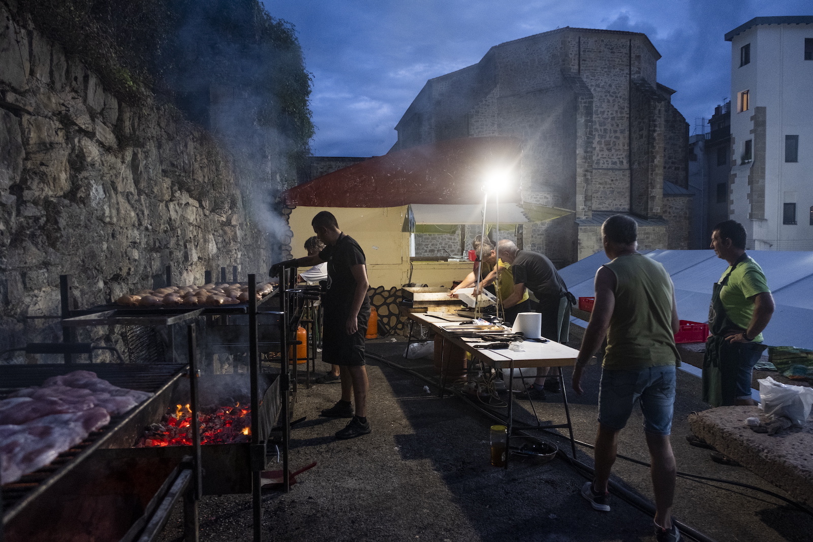 Afariak prestatzeko auzolana.