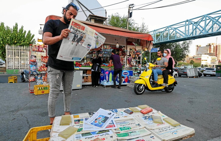 Un hombre lee en Teherán el periódico «Etemad», que titula en primera página «La noche del final del Jcpoa».