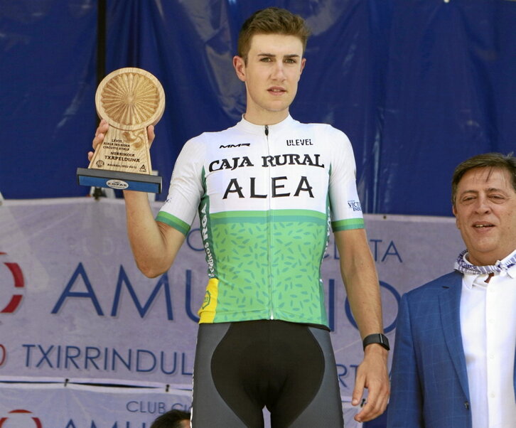 Haimar Etxeberria, en el podio de Amurrio tras lograr el tercer puesto.