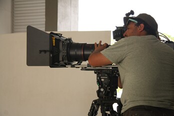 El director colombiano Harold Trompetero aborda la inmigración.