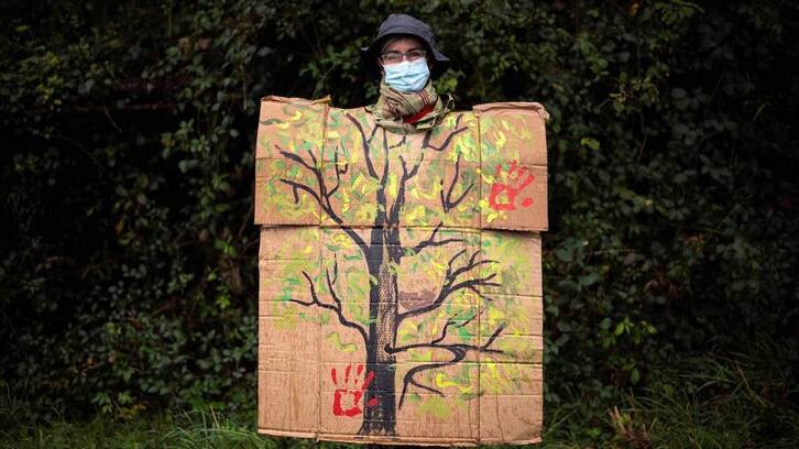 Manifestante durante una protesta para salvar el bosque llevada a cabo en 2020 en Lannemezan.