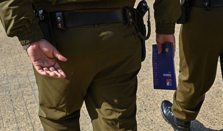 Un agente de Carabineros porta un ejemplar del borrador de nueva Constitución de Chile. 