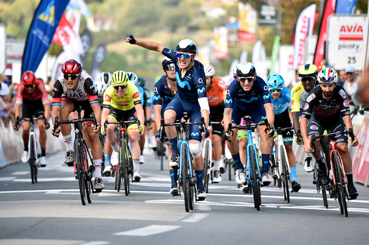 Álex Aranburu celebra su victoria en una llegada muy apretada.