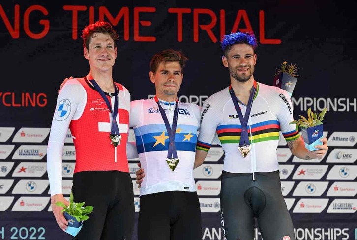 Küng, Bissegger y Ganna, en el podio del Europeo contrarreloj.