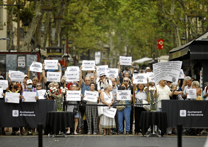 Unas 40 personas participaron en la concentración frente al homenaje de recuerdo.