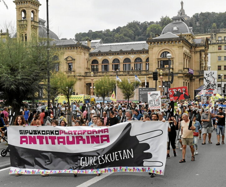 Manifestación antitaurina ante los jardines de Alderdi Eder en Donostia.
