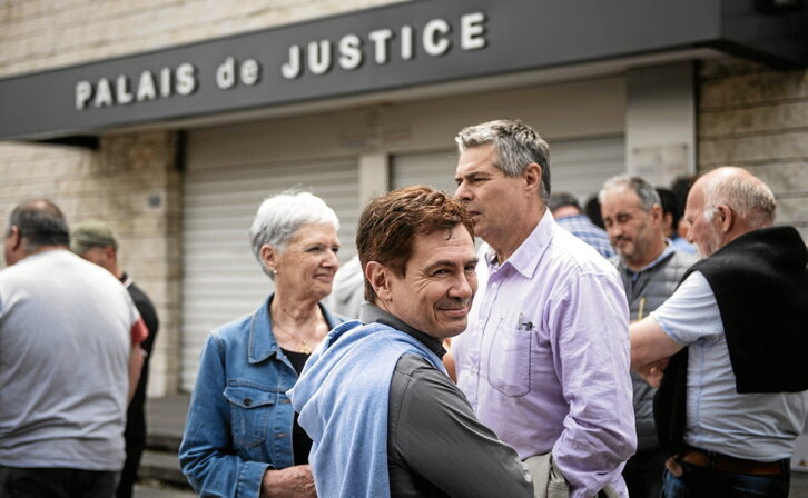 Azkarateko auzapez Philippe Etchenique, maiatzaren 12an Baionako Auzitegian deitutako enkantea oztopatzeko mobilizazioan.