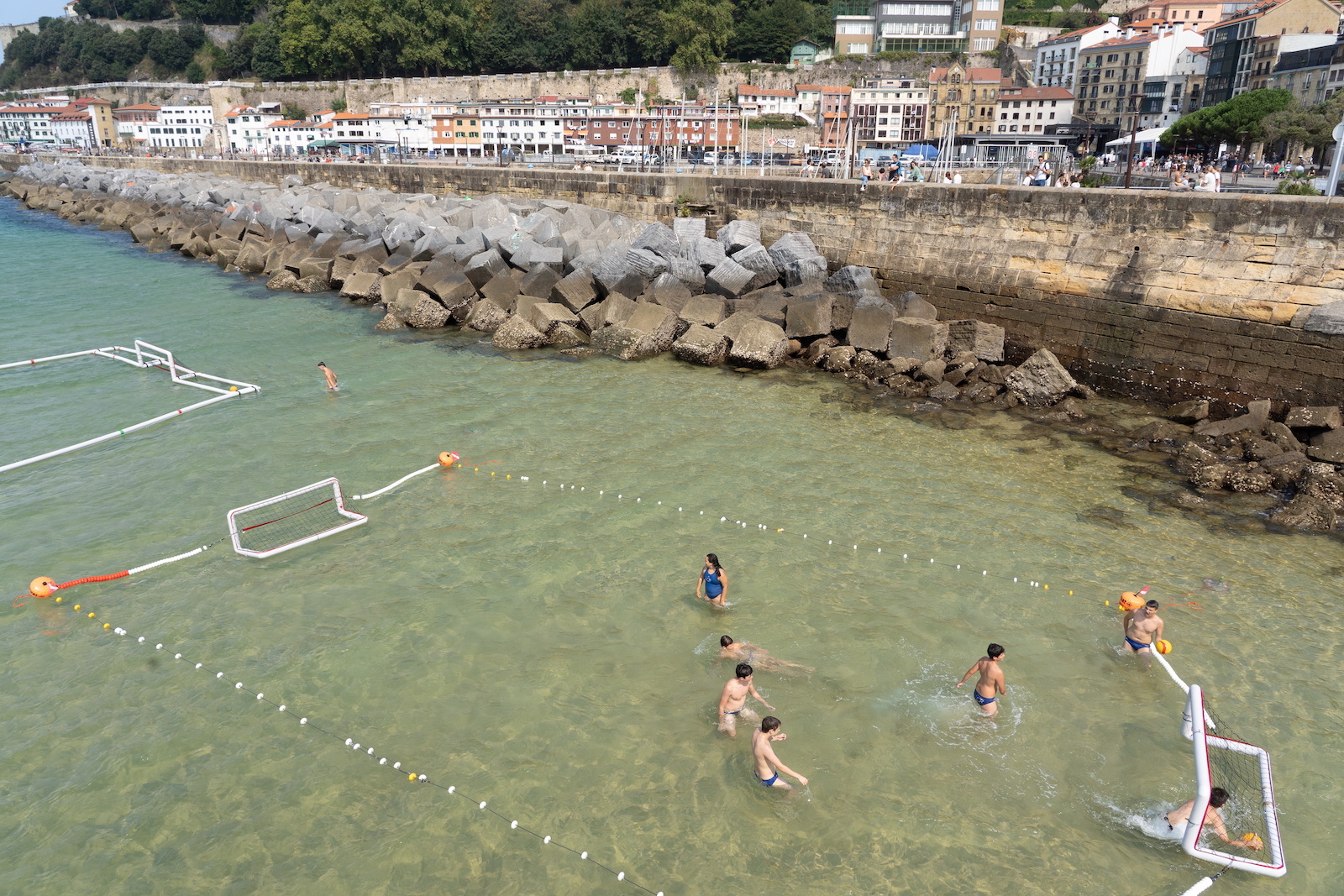 Waterpolo en «la mejor piscina de Europa». (Jagoba MANTEROLA | FOKU)