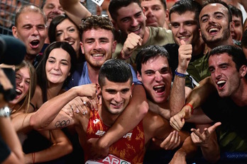 Asier Martínez, rodeado, celebrando la medalla de oro en Munich.
