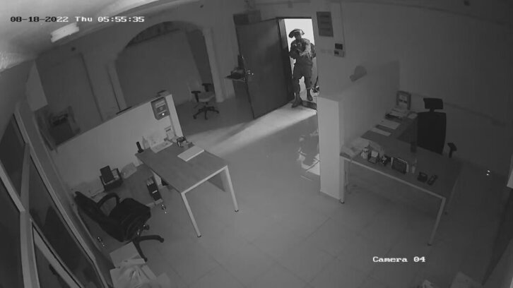 Entrada de los soldados israelíes en las oficinas del grupo palestino Defence for Children.