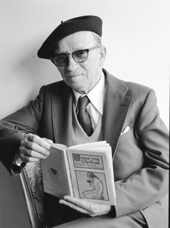 Pablo Sorozábal, con el libro de poesias en el que se basan sus ‘7 Lieder’.