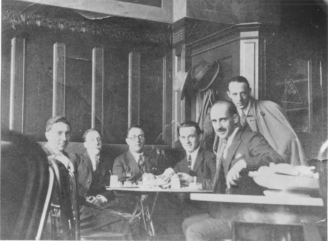 Pablo Soroz&aacute;bal con Ram&oacute;n Usandizaga y otros amigos.