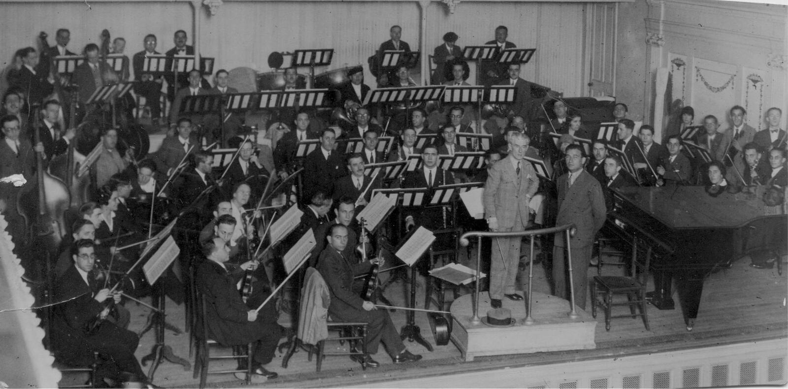 Pablo Soroz&aacute;bal (de pie a la derecha), junto con el compositor labortano Maurice Ravel, en una imagen tomada en Bilbo.