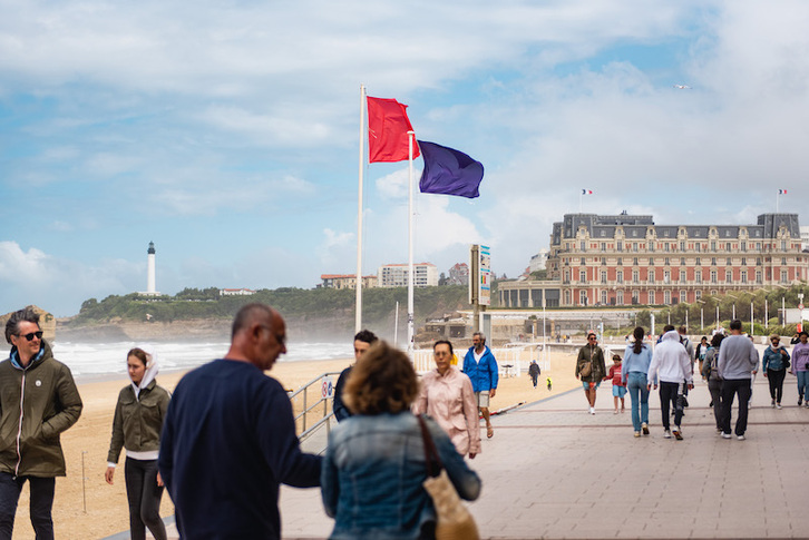 La bandera violeta por contaminación ondea en la playa de Biarritz junto al pabellón rojo que alerta del mal estado de la mar.