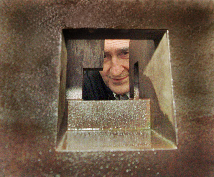 Eduardo Chillida, tras una de sus esculturas, en una imagen del año 2000.