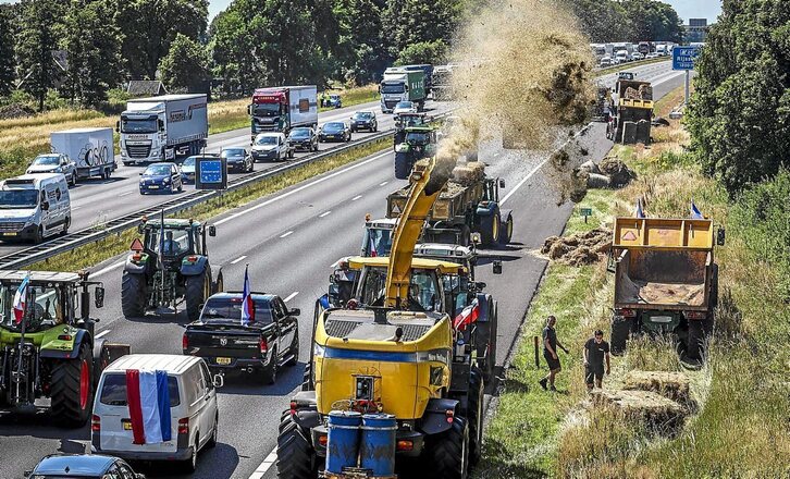 Nekazariek traktoreekin blokeatu zuten A35 autobidea uztaila amaieran. Sem VAN DER VAAL | AFP