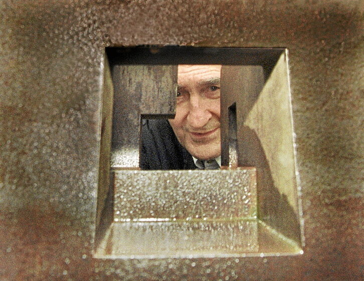 Eduardo Chillida, tras una de sus esculturas, en una imagen del año 2000.