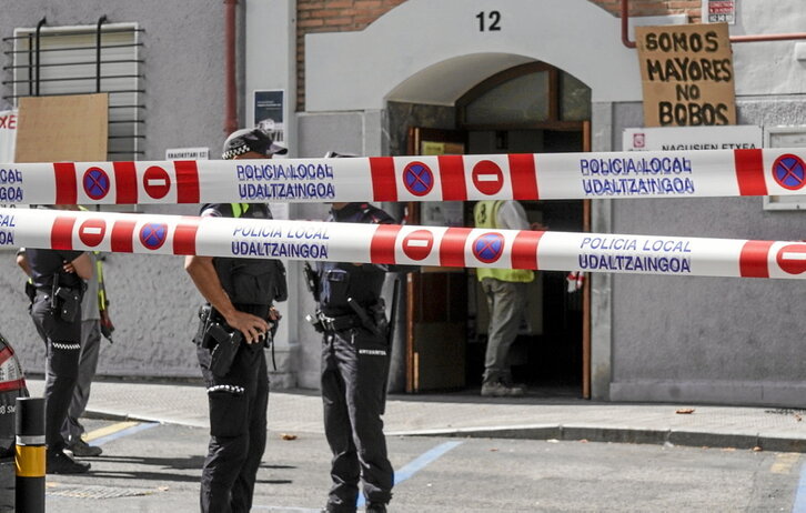 Agentes de la Policía Local de Getxo durante el desalojo de Nagusien Etxea.