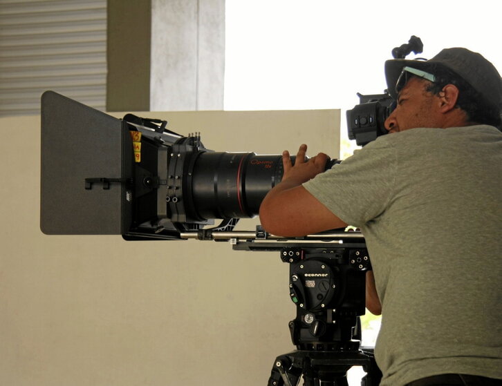 El director colombiano Harold Trompetero aborda la inmigración.