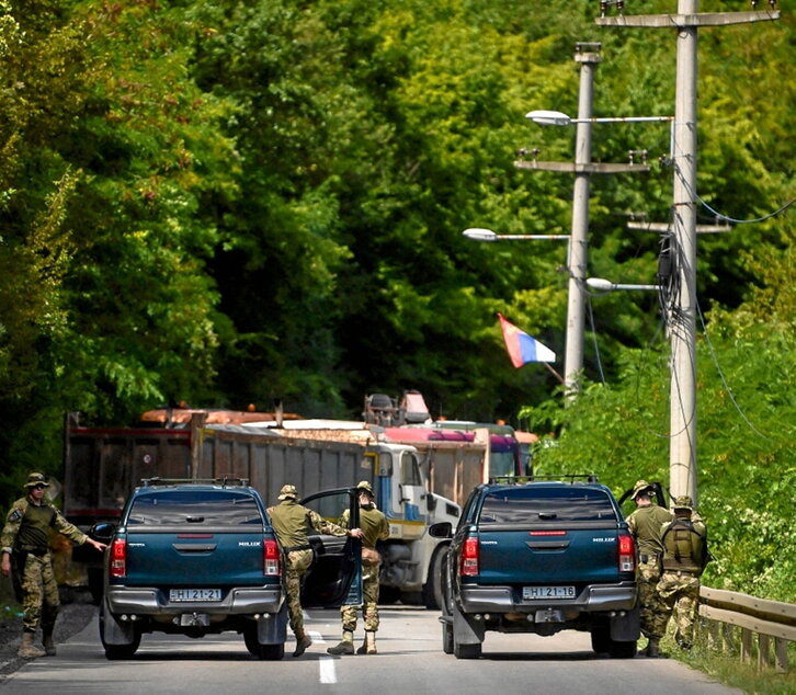 Soldados de la OTAN, en un bloqueo de carretera.