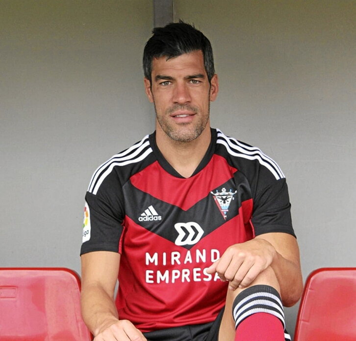 Manu Garcia, Mirandesen kamiseta jantzita.