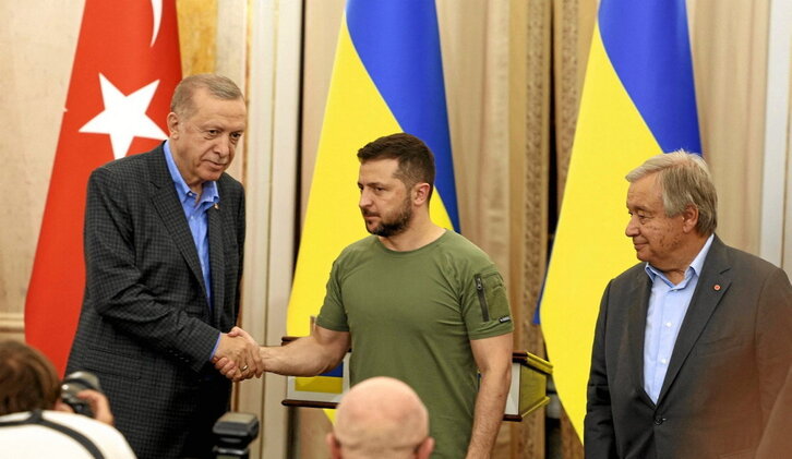 Erdogan y Zelensky se estrechan la mano sin mirarse, con Guterres como testigo.