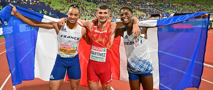 Asier Martinez, erdian, alboetan podiuma osatu zuten Martinot-Lagarde (ezkerrean) eta Kwaou-Mathey (eskuinean) frantziarrak dituela.