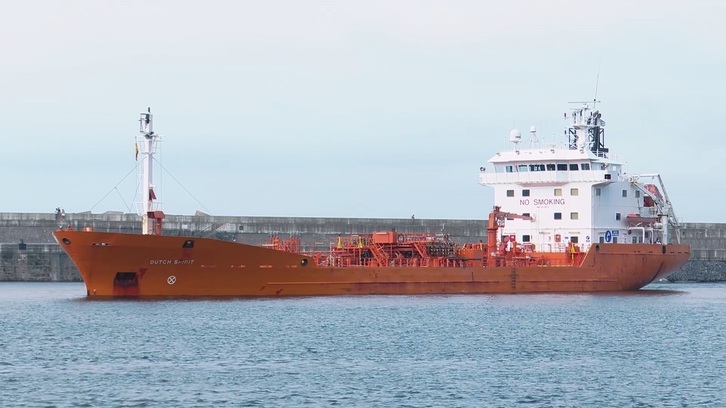El buque cisterna que abastece de agua potable a Busturialdea.