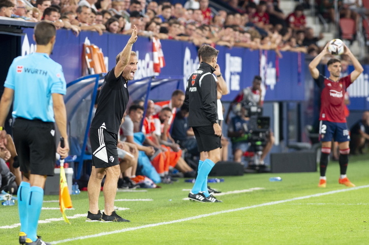 Arrasate da indicaciones a sus jugadores en el primer duelo de la temporada frente al Sevilla.