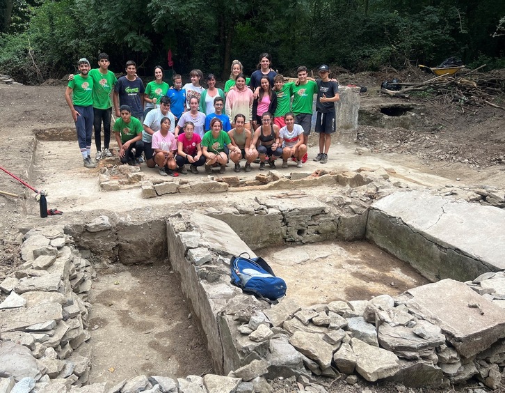 Gorlizko auzolandegian Urezarantzako zubia eta harraskaren berreskurapenean aritu dira.